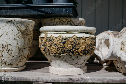 Foto Decorative ceramic flower pots with intricate designs on wooden shelf