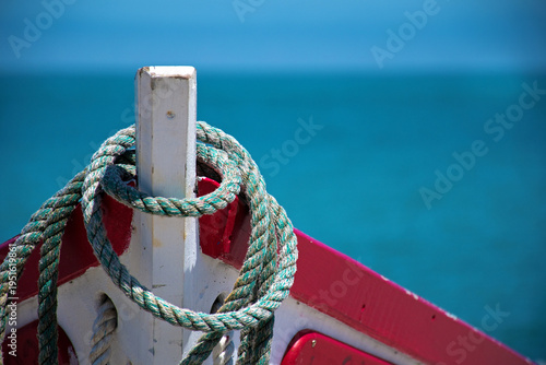 Bild auf Leinwand Traditionelles, Fischerboot mit Seil