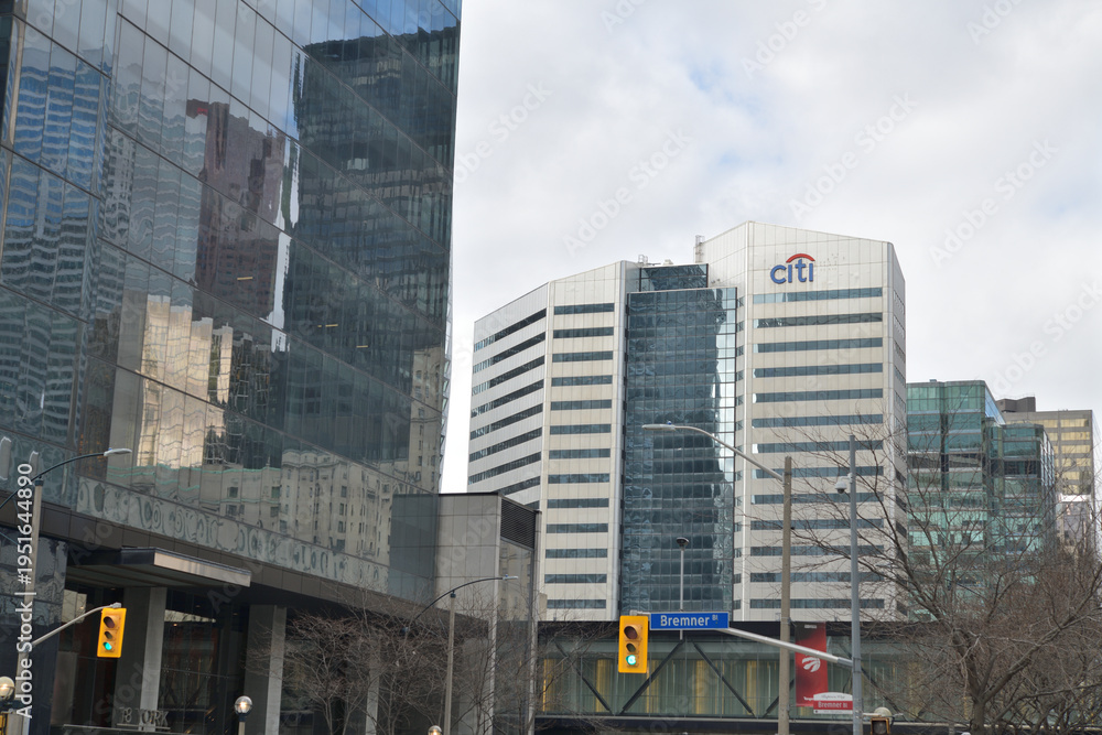Obraz premium looking north on York St (south of Bremner Blvd) to Citigroup Place and other buildings, Toronto