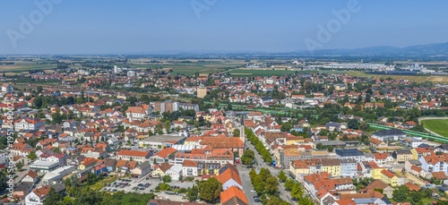 Die niederbayerische Stadt Plattling an der Isar im Kreis Deggendorf aus der Vogelperspektive