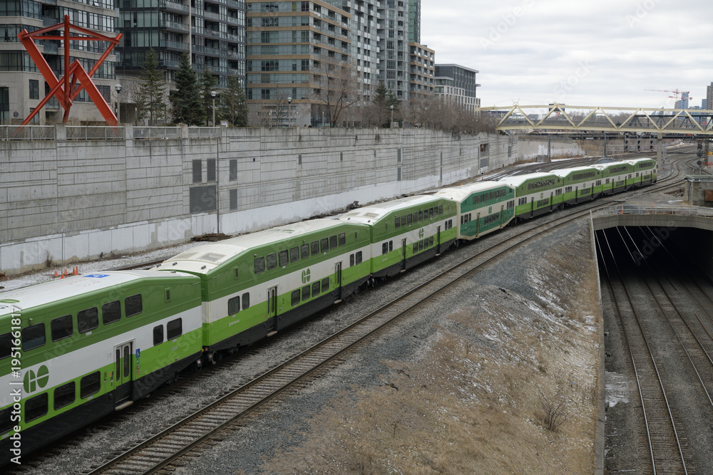 Obraz premium Go Train in the Union Station Rail Corridor, looking southwest to 