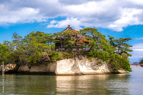 宮城県松島町 秋晴れの空と松島湾に浮かぶ日本三景のシンボル・五大堂