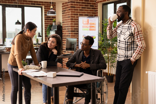 Konstfotografi Male and female business partners engage in a casual yet meaningful discussion at office desk, promoting teamwork
