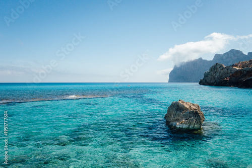 Paysage d'une baie de la mer méditerranée aux Baléares. Mer à Majorque. Vacances à la mer turquoise.
