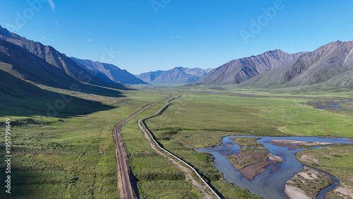 Tableau sur toile Dalton highway and the trans alaska pipeline system stretching through a vast gr