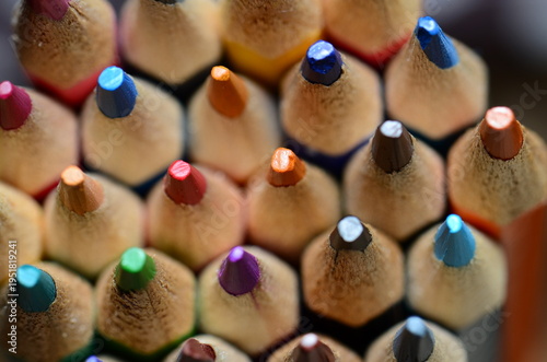 Foto A macro artistic shot for color pencils tips with selective focus points