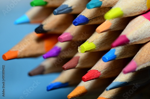 Foto A macro artistic shot for color pencils tips with selective focus points