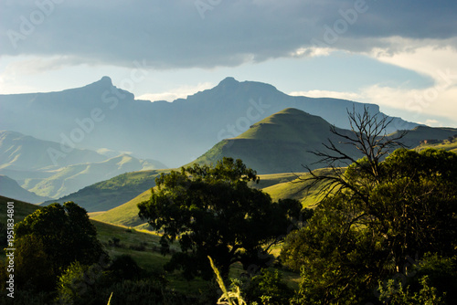Fényképezés Jagged peaks of the Drakensberg mountains in the late Afternoon, with the iconic