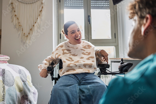 Foto Woman with disability smiling during happy home conversation