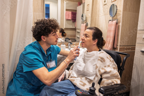 Fotografía Caregiver assisting female patient with daily oral hygiene