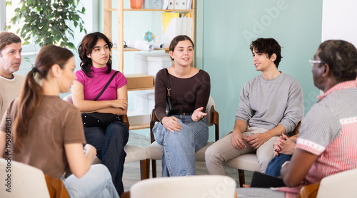 Canvas-taulu Diverse group of focused people sitting in a circle during an interactive group