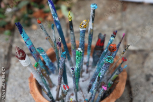 Pot d’artiste débordant de pinceaux colorés