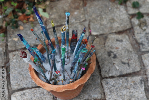 Pot d’artiste débordant de pinceaux colorés