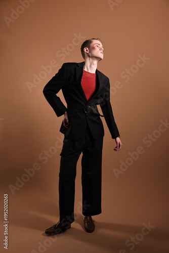 Foto Young man in stylish clothes on brown background