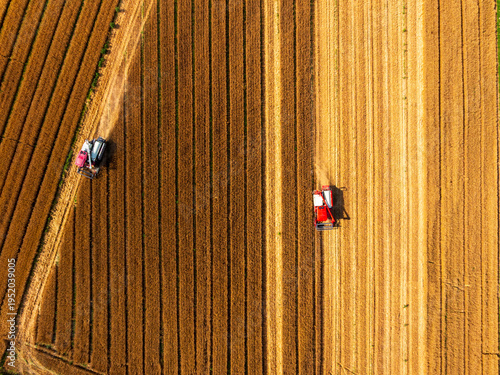Foto Combine harvester working on a wheat field，Aerial photos