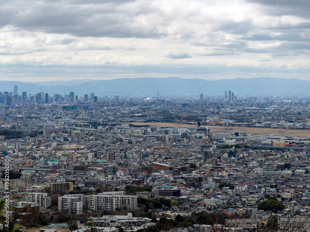 Naklejka premium 曇天に覆われた大阪の都市景観