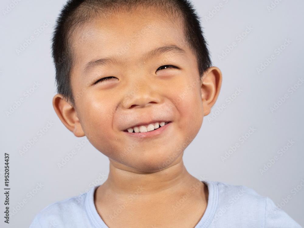 Naklejka premium Chinese children smile happily indoors.