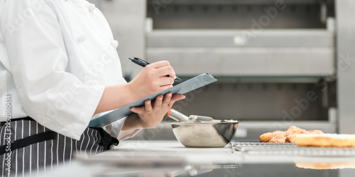 Fotografía Female staff in the kitchen who check, research, develop products, manage hygiene and quality control for bread