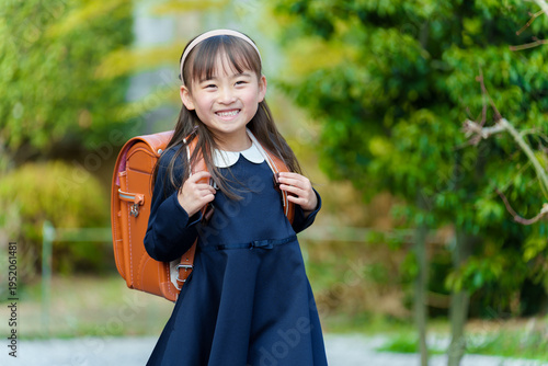 Wallpaper Mural ランドセルを背負った女の子 Torontodigital.ca