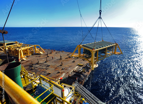Cuadro en lienzo A subsea module is lowered from a barge into Bass Strait during offshore construction