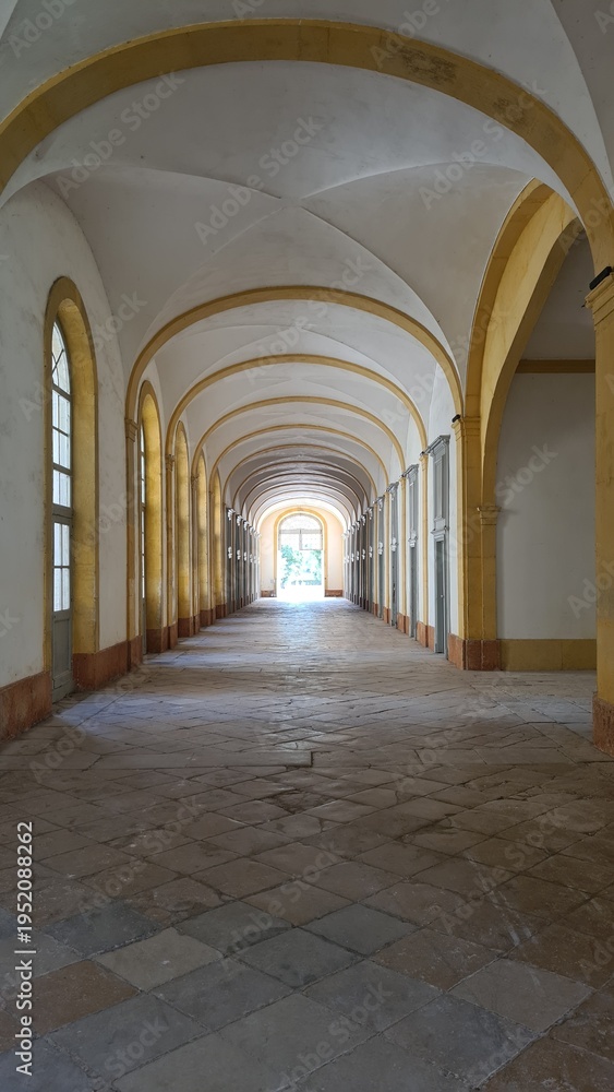 Obraz premium Belle perspective architecturale à l'intérieur d'une abbaye bourguignonne