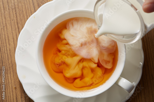 紅茶にミルクを入れる様子