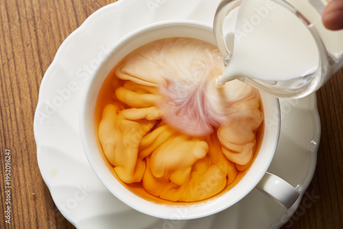 紅茶にミルクを入れる様子