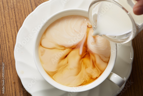紅茶にミルクを入れる様子