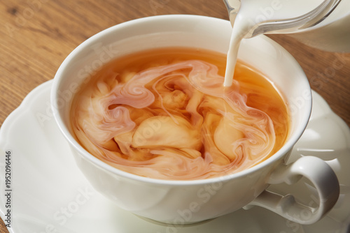 紅茶にミルクを入れる様子