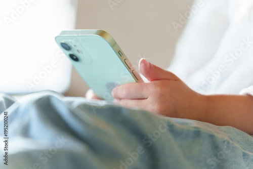 Wallpaper Mural スマートフォンを使う女の子の手元 Torontodigital.ca