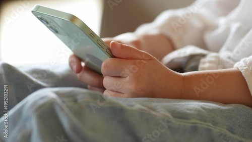 Wallpaper Mural スマートフォンを使う女の子の手元 Torontodigital.ca