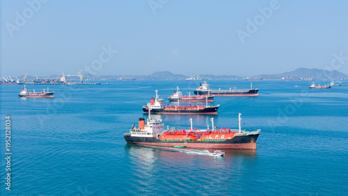 Φωτογραφία LPG gas and oil tanker ships anchored in the blue ocean
