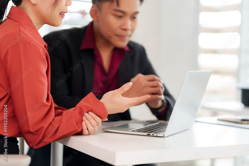Obraz premium Asian adult business professionals collaborate discuss project strategy using laptop modern office setting sharing ideas work productivity