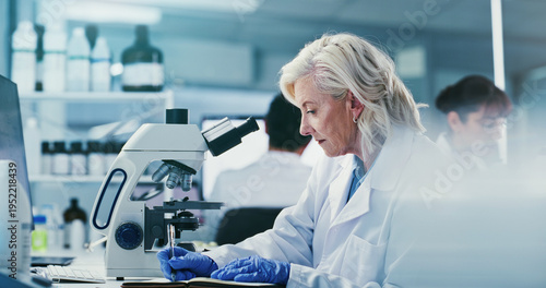 Schilderij op canvas Scientist, woman and writing in lab with notebook, experiment results or info for medical research