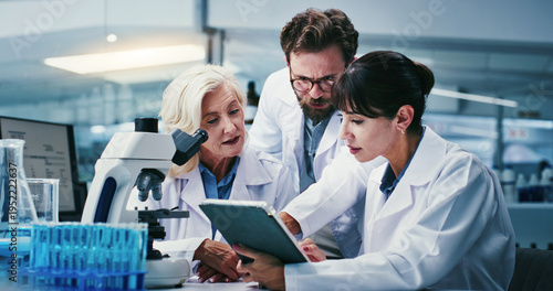 Foto People, scientist and team with tablet at lab for discussion, medical research and review for virus cure