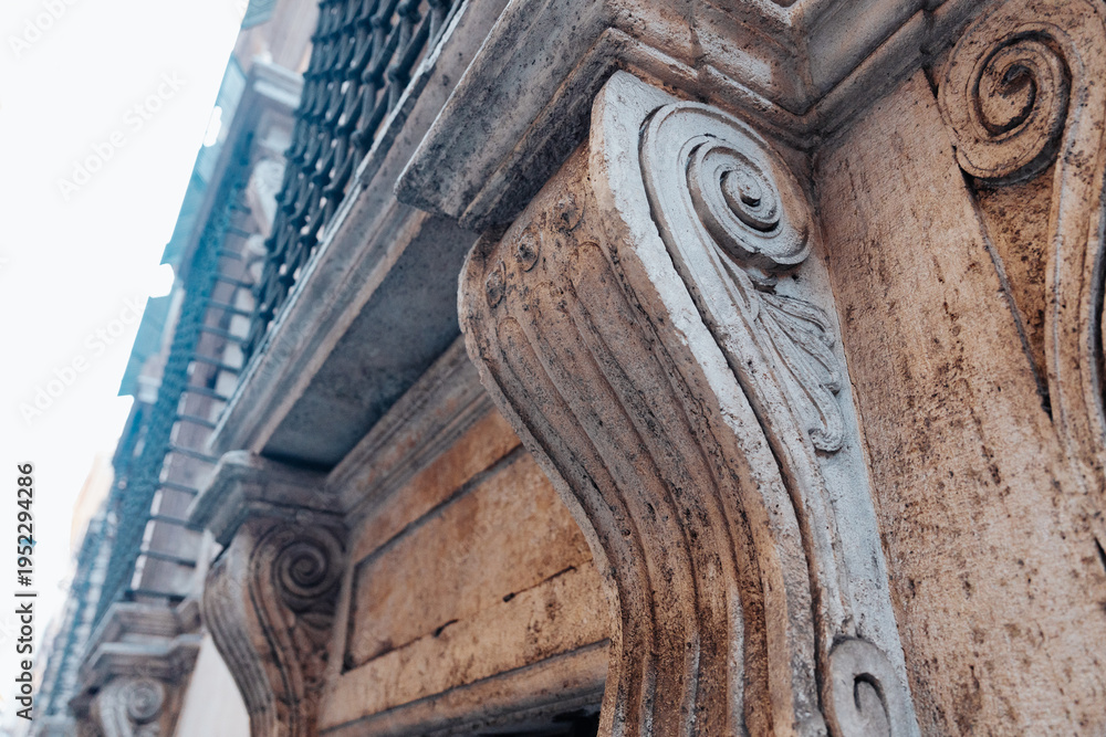 Naklejka premium Decorative architecture details found in a historic building in an urban area during daylight