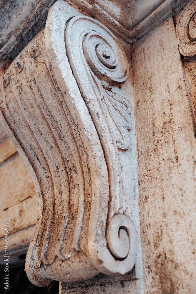 Obraz premium Carved stone column detail shows intricate design in an old building