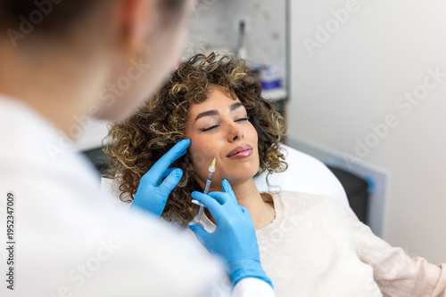 Photos Close up of professional surgeon injecting botox in woman's cheek