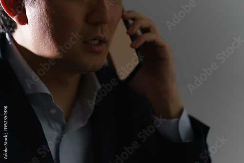 匿名の会社員がスマートフォンで会社の不正行為を内部通報と内部告発する公益通報のイメージ