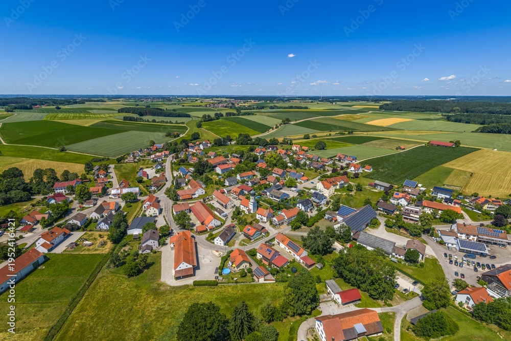 Fototapeta premium Die ländliche Region rund um die Ortschaft Tegernbach im oberbayerischen Kreis Fürstenfeldbruck im Luftbild