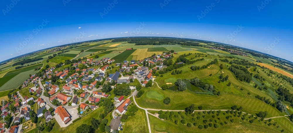 Obraz premium Die ländliche Region rund um die Ortschaft Tegernbach im oberbayerischen Kreis Fürstenfeldbruck im Luftbild