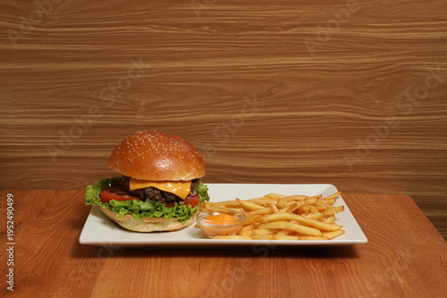 Menu cheeseburger avec frites dans un fast-food