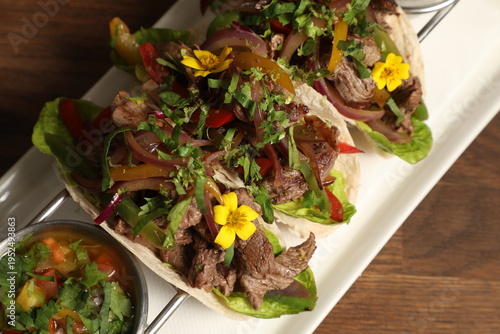 Plats de viande dans un restaurant en soirée