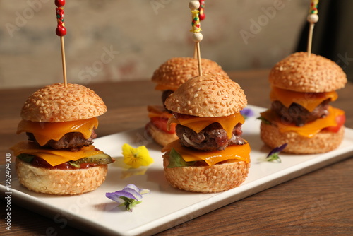 Mini hamburgers sur un plateau pour un repas