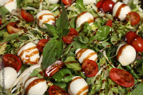 Bilde på lerret Salade avec tomates et mozzarella à la vinaigrette
