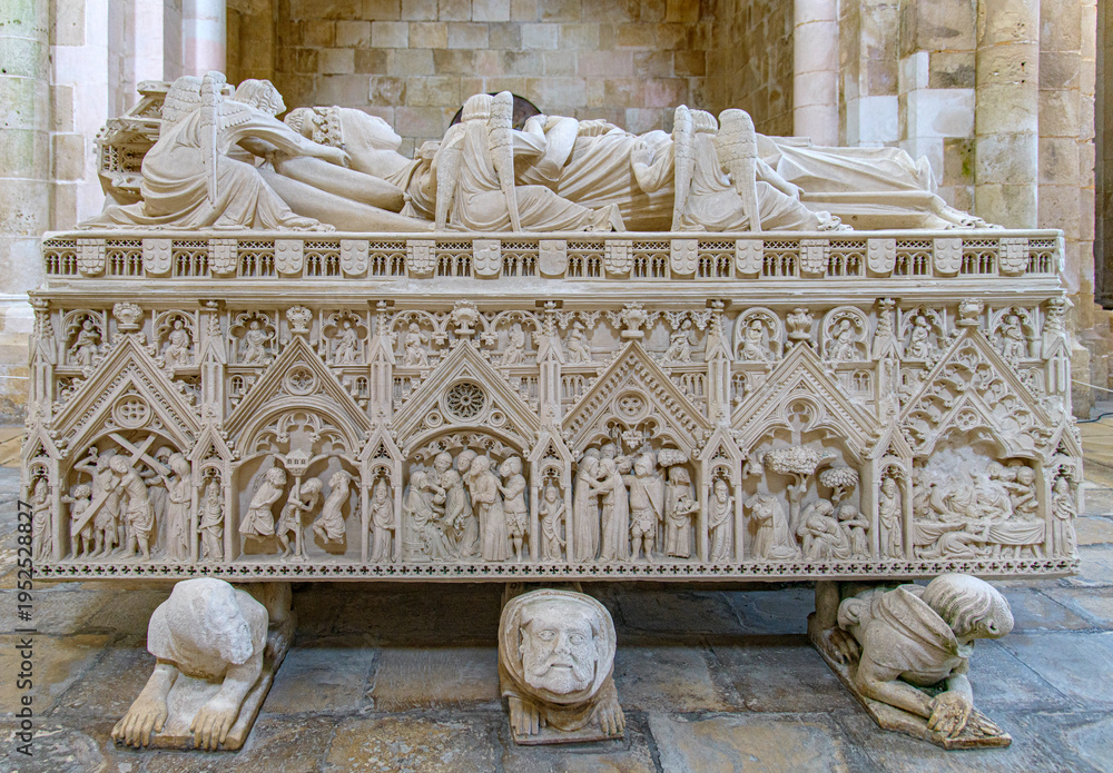 Foto Tombeau et gisant de la Reine Morte, Inês de Castro, dans l'abbatiale Sainte-Mar