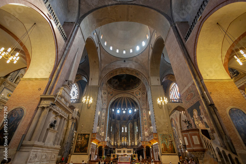 Fotografía PADUA, ITALY, 27, 2024 - Inner of the Basilica of Saint Anthony of Padua, an  important religious building and pilgrimage site