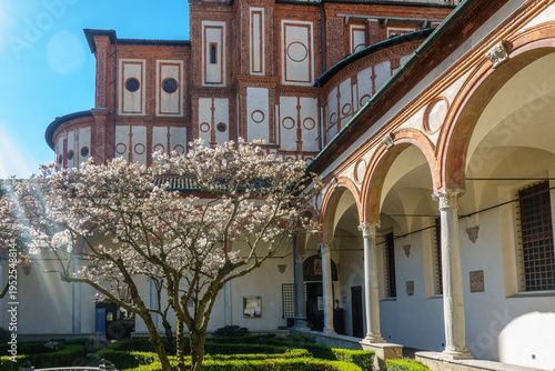 Foto chiesa con giardino fiorito