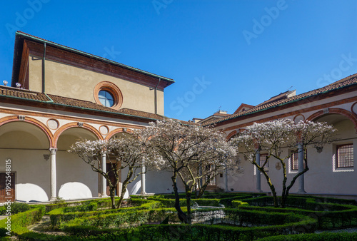 Quadro su tela chiesa con giardino fiorito