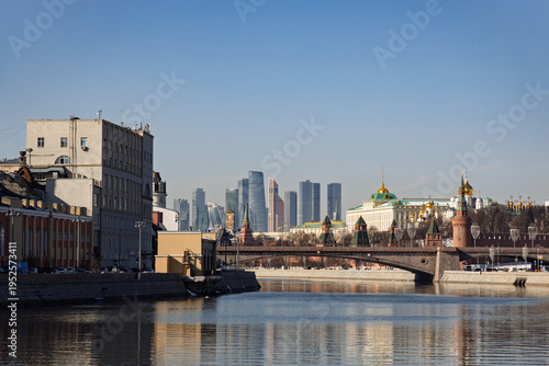 Canvas Print Panoramic view of Moscow Kremlin architecture and modern business district skysc